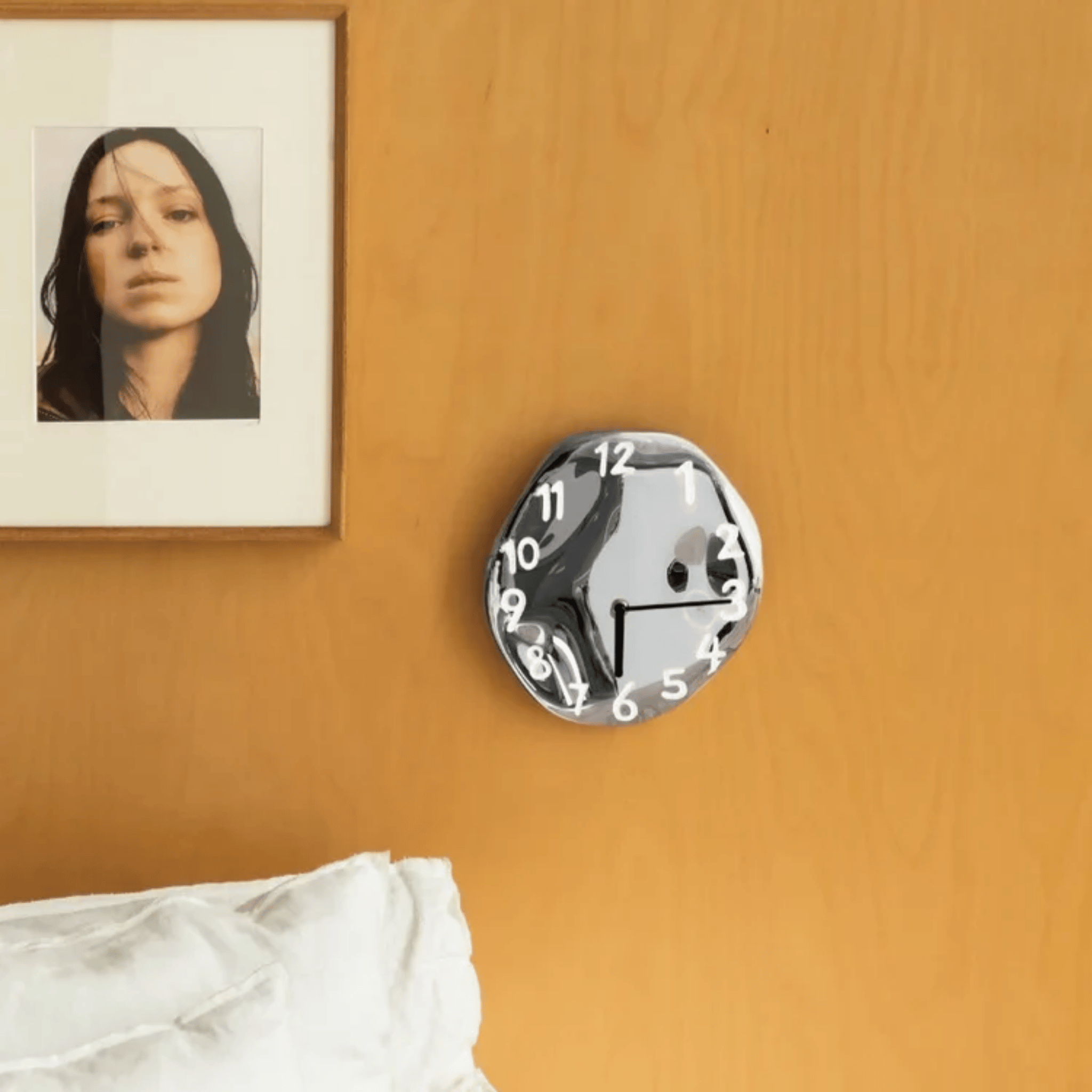 Horloge murale à visage déformé | Ormexis