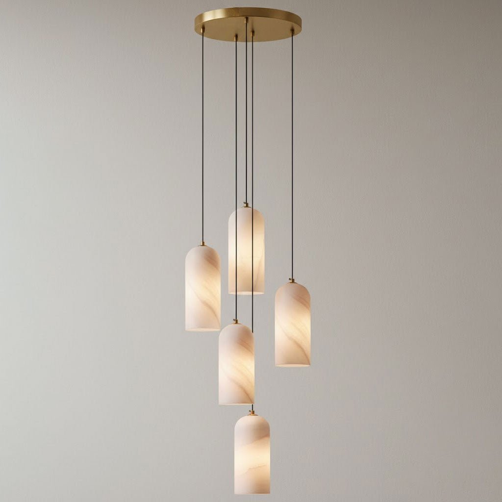 Moderne globependellampe i alabast med messingfinish | Ormexis