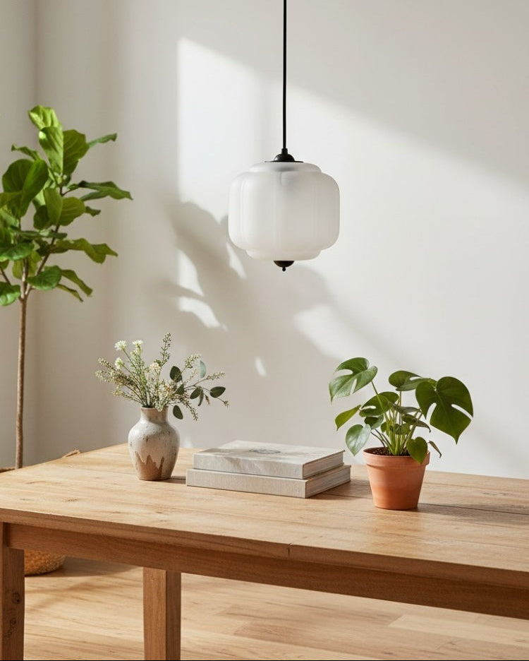 Pendellampa med skulpterad glaskupa | Ormexis