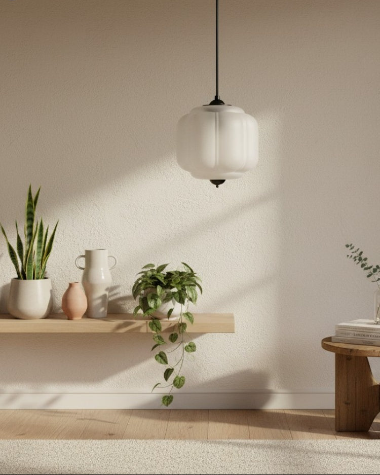 Pendellampa med skulpterad glaskupa | Ormexis