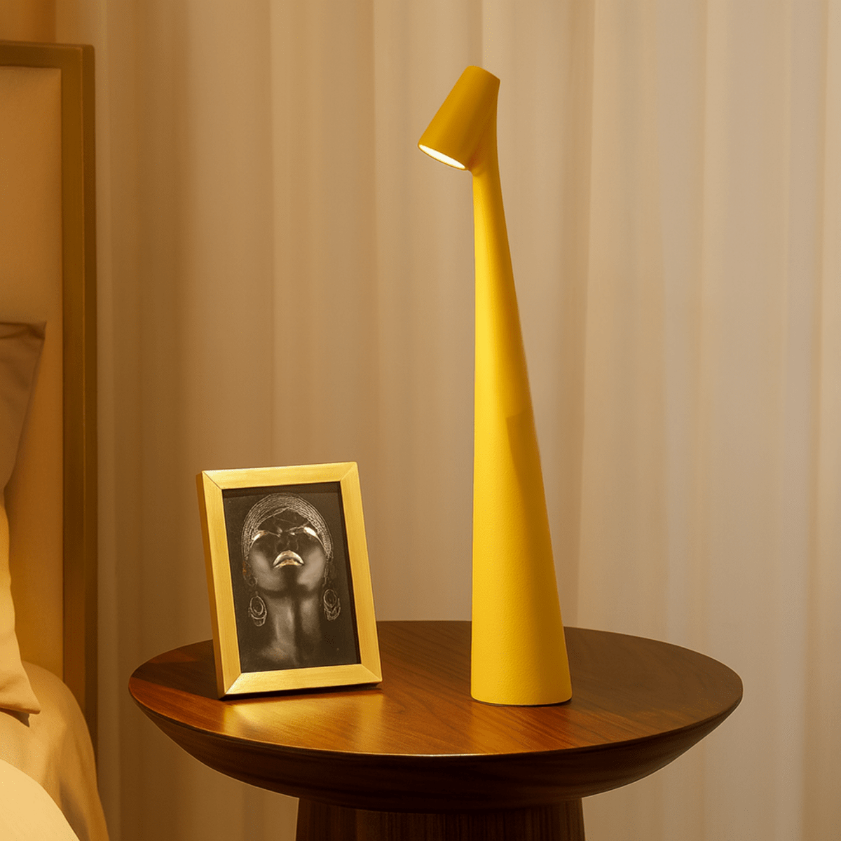 Stylová stolní lampa s kovovým povrchem, dobíjecí, pro vnitřní i venkovní použití