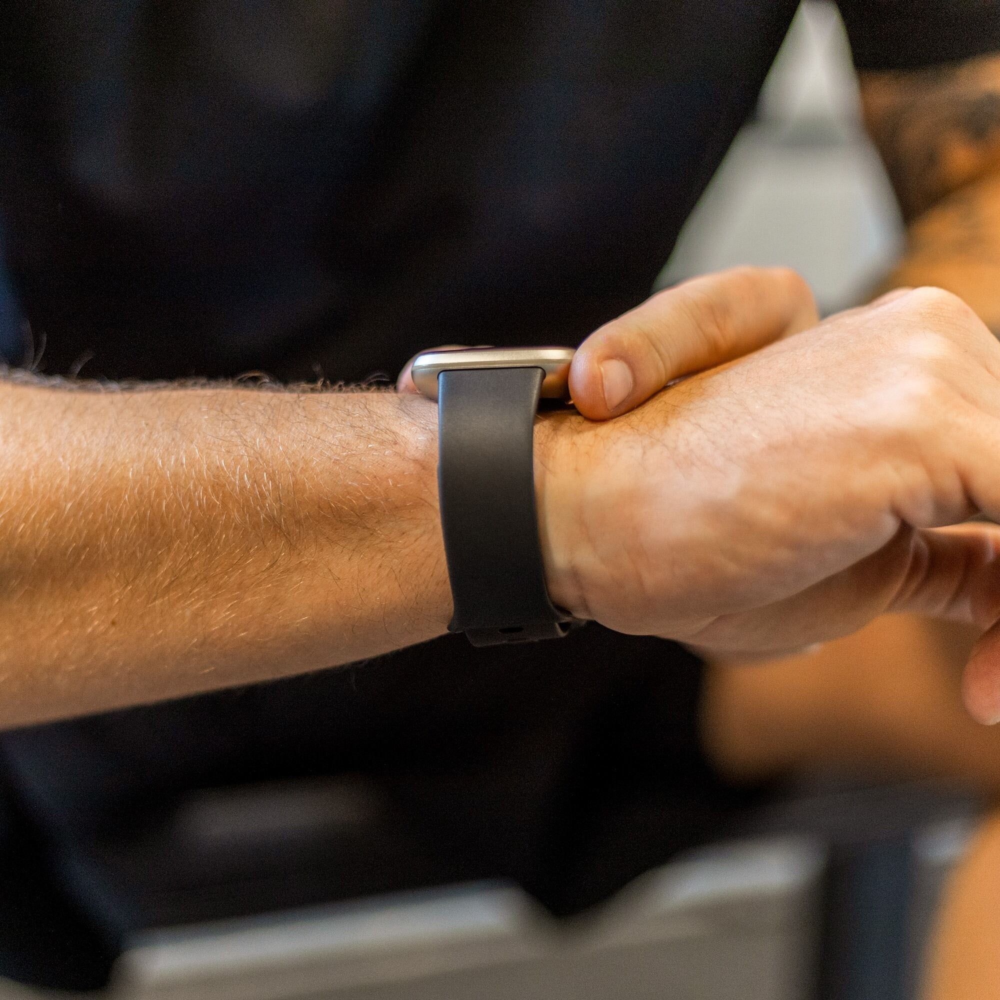 Cinturino di ricambio in silicone nero classico per orologio Fitbit Sense 2