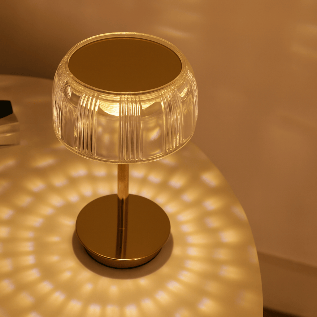 Räfflad bordslampa i glas med stämningsbelysning | Ormexis