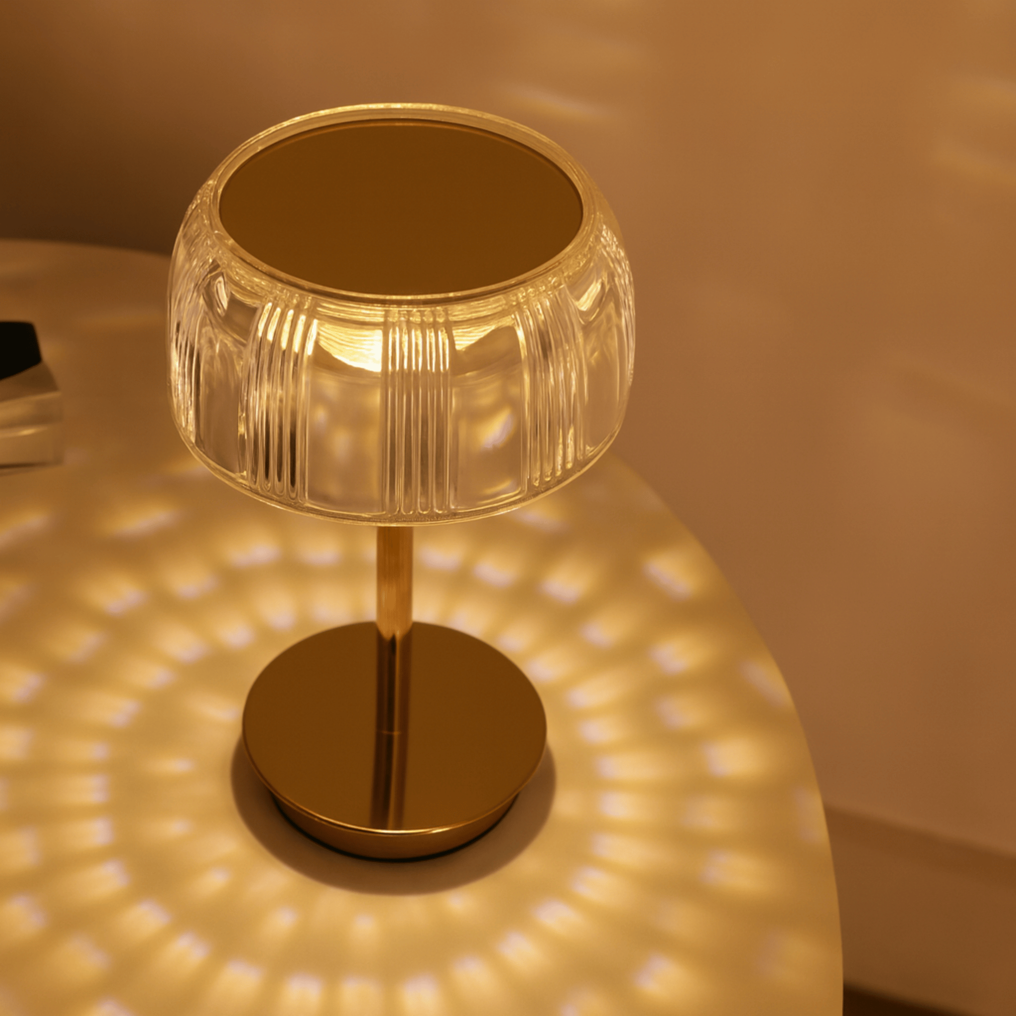 Räfflad bordslampa i glas med stämningsbelysning | Ormexis