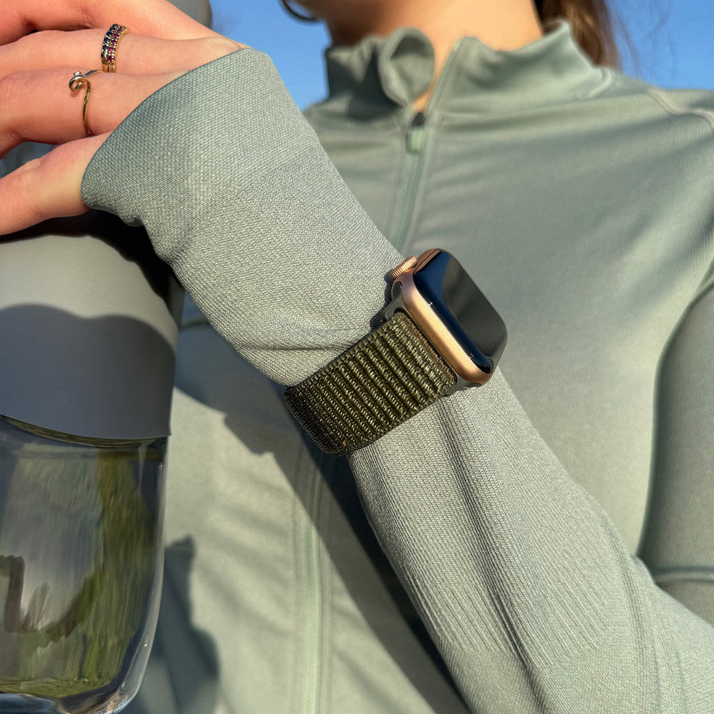Řemínek Apple Watch Loop z měkkého nylonu v barvě armádní zelené