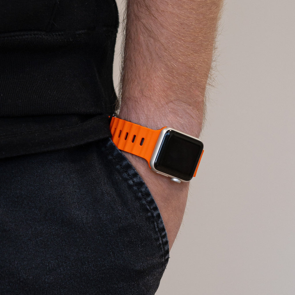 Apple Watch Ocean pásek s přezkou na zacvaknutí v oranžové a černé barvě