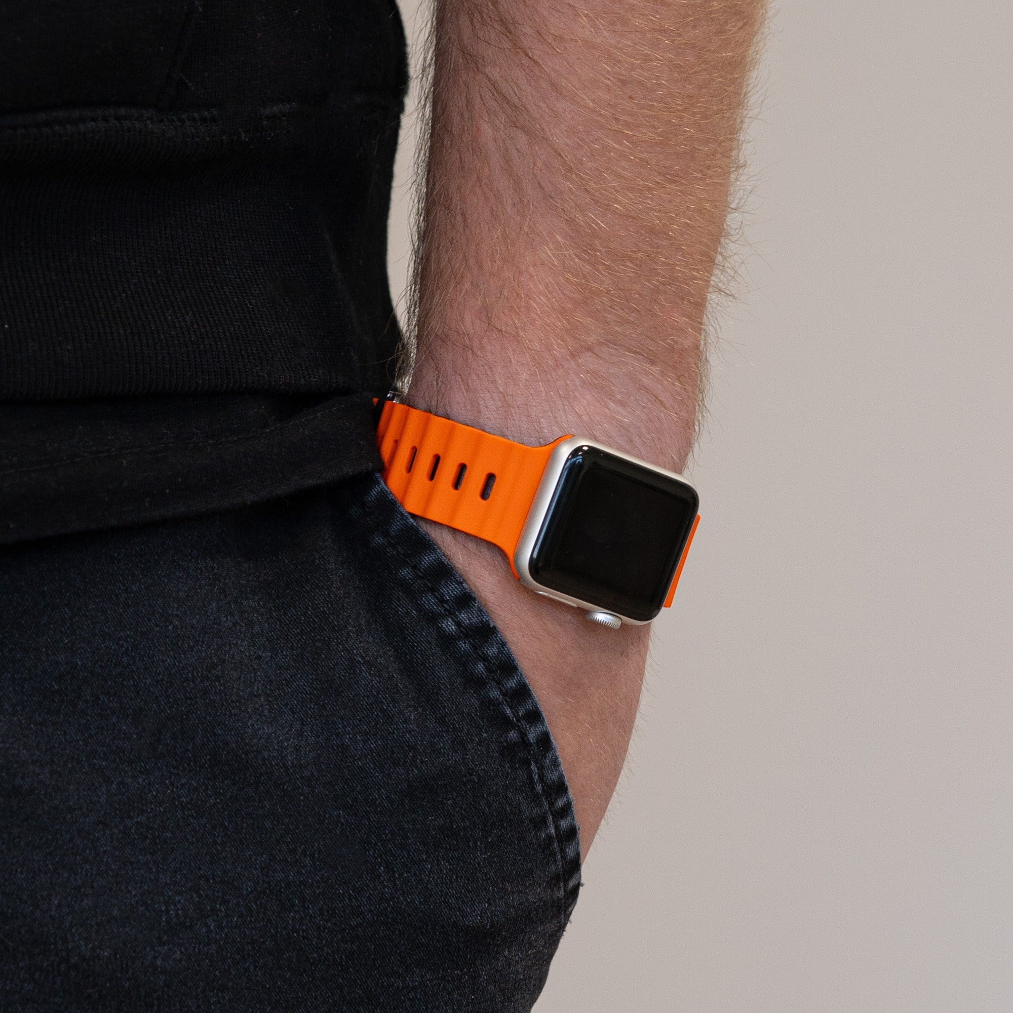 オレンジとブラックのスナップ留め具付きApple Watchオーシャンバンド