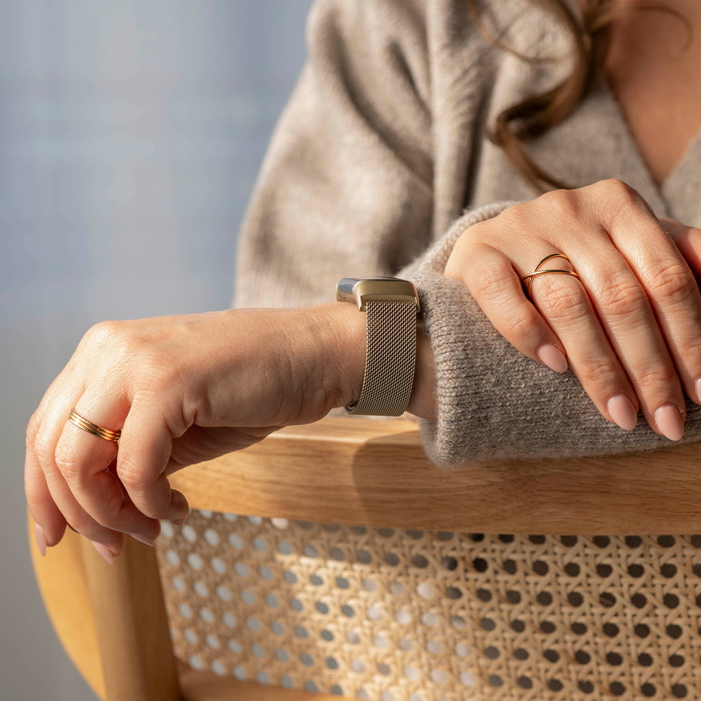 Samppanjanvärinen Milanese-ranneke Fitbit Charge 5 -kelloon