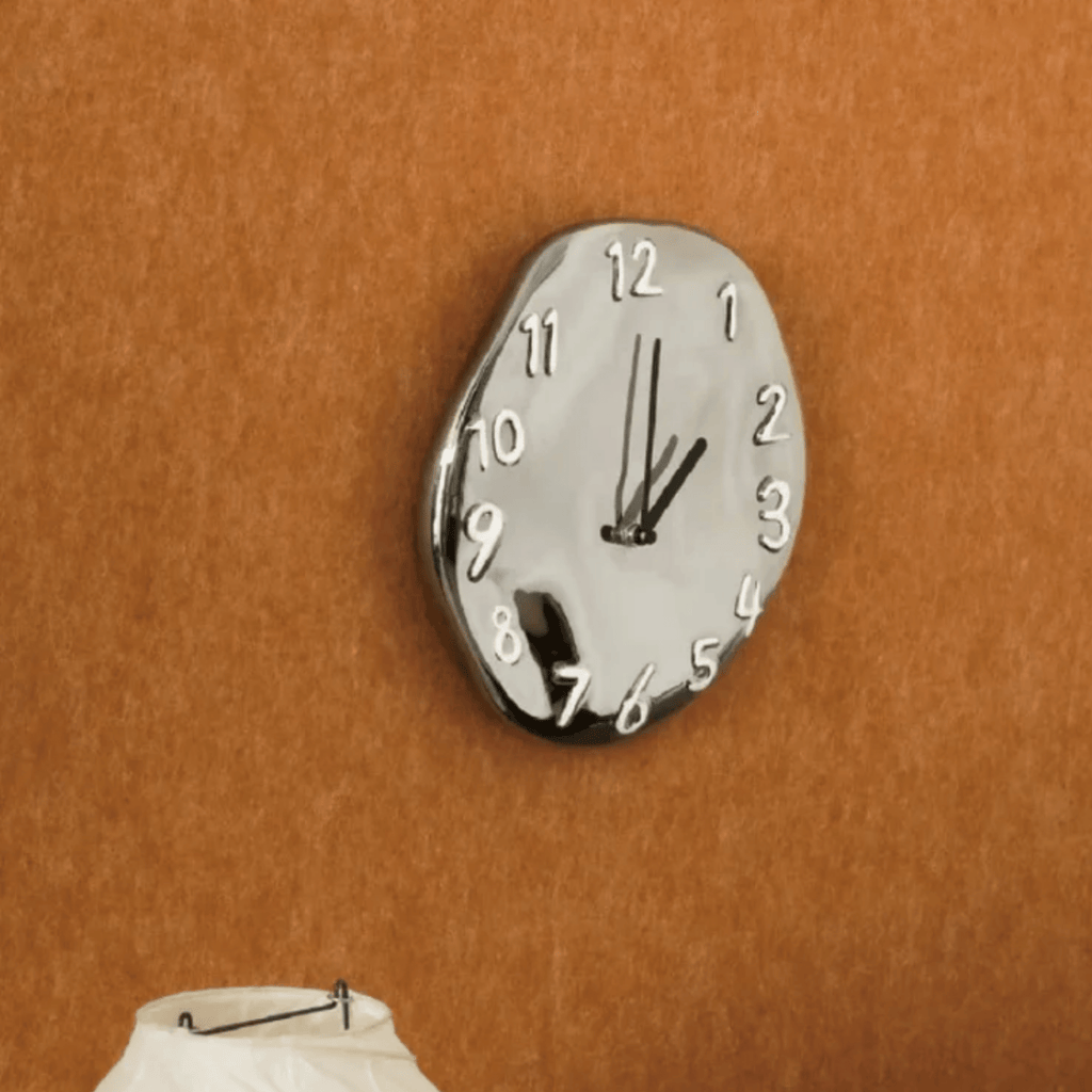 Horloge murale à visage déformé | Ormexis