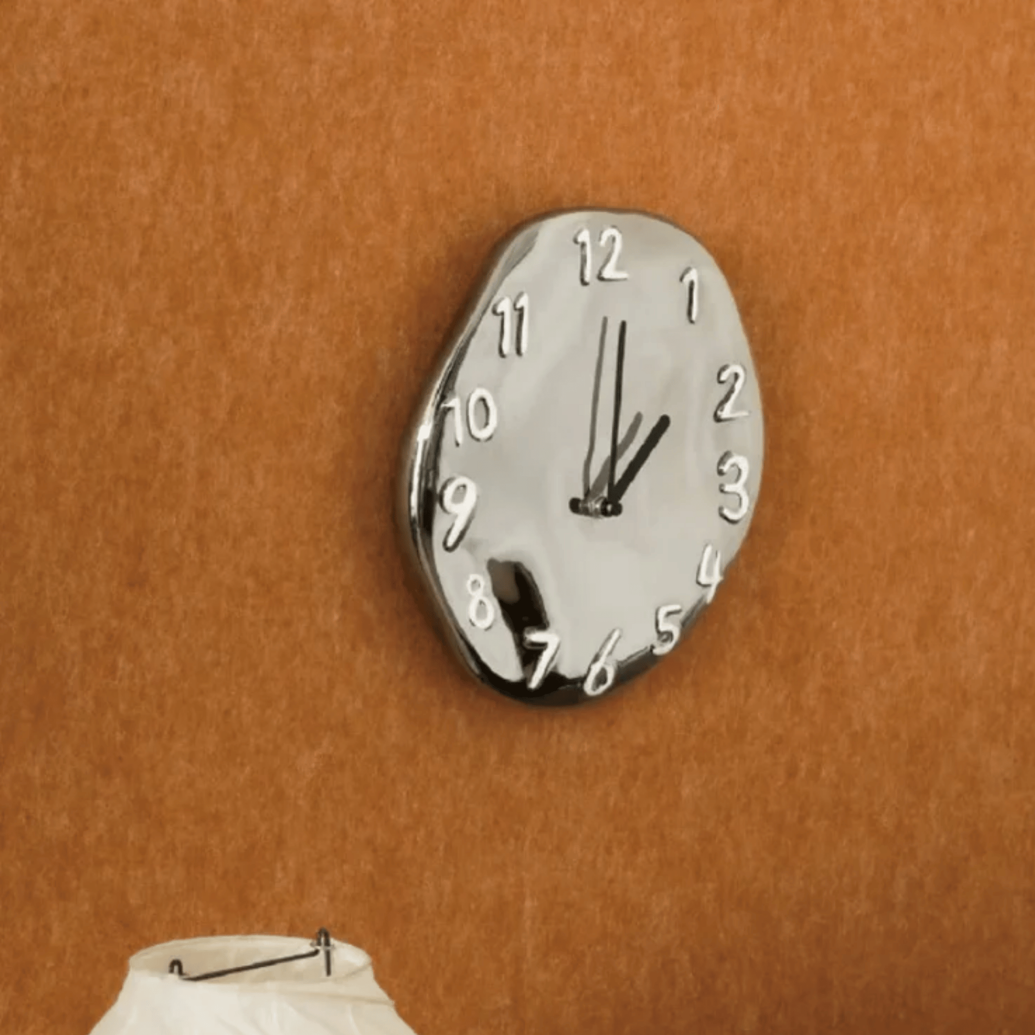 Horloge murale à visage déformé | Ormexis