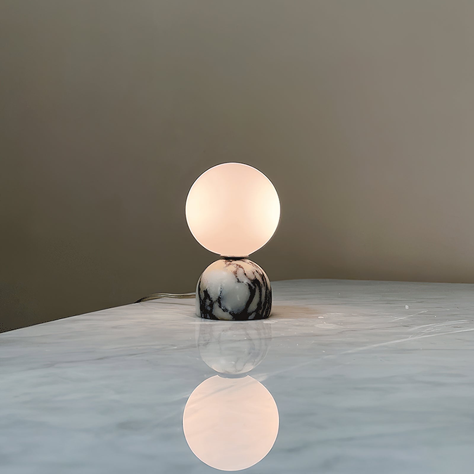 Carrara-marmeren globe-tafellamp | Ormexis