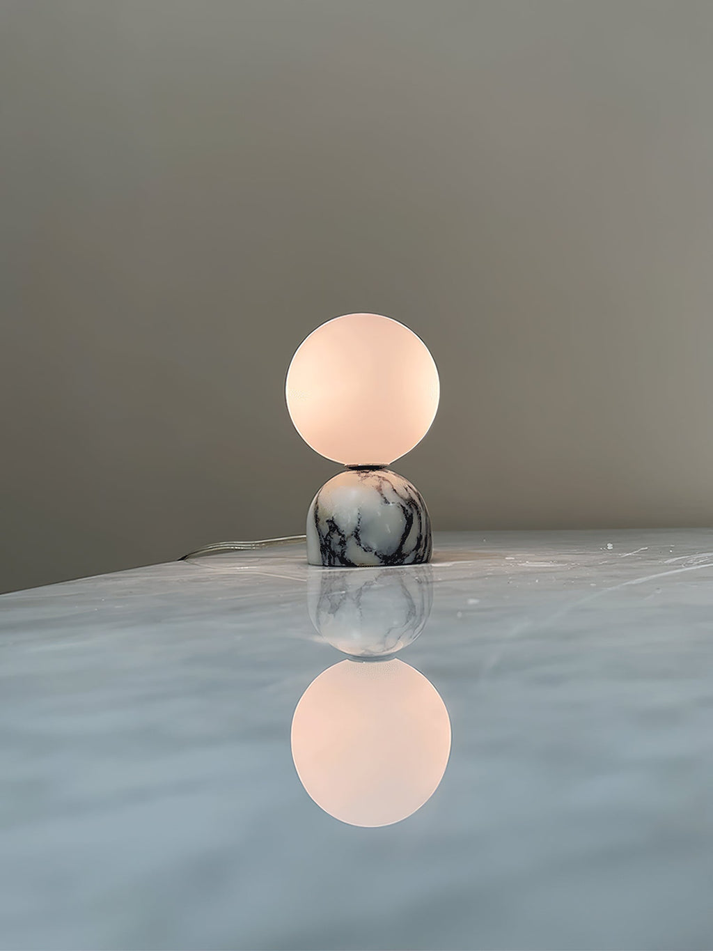 Carrara-marmeren globe-tafellamp | Ormexis