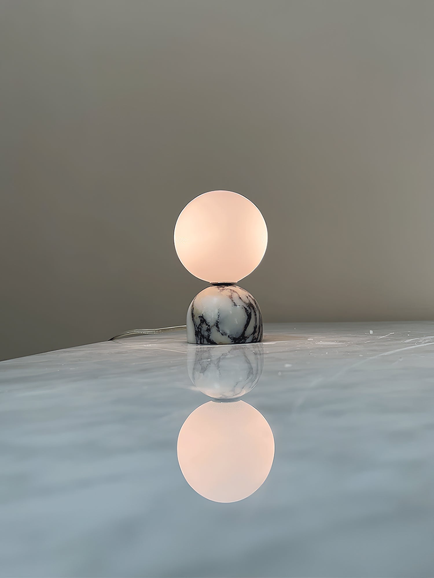 Carrara-marmeren globe-tafellamp | Ormexis