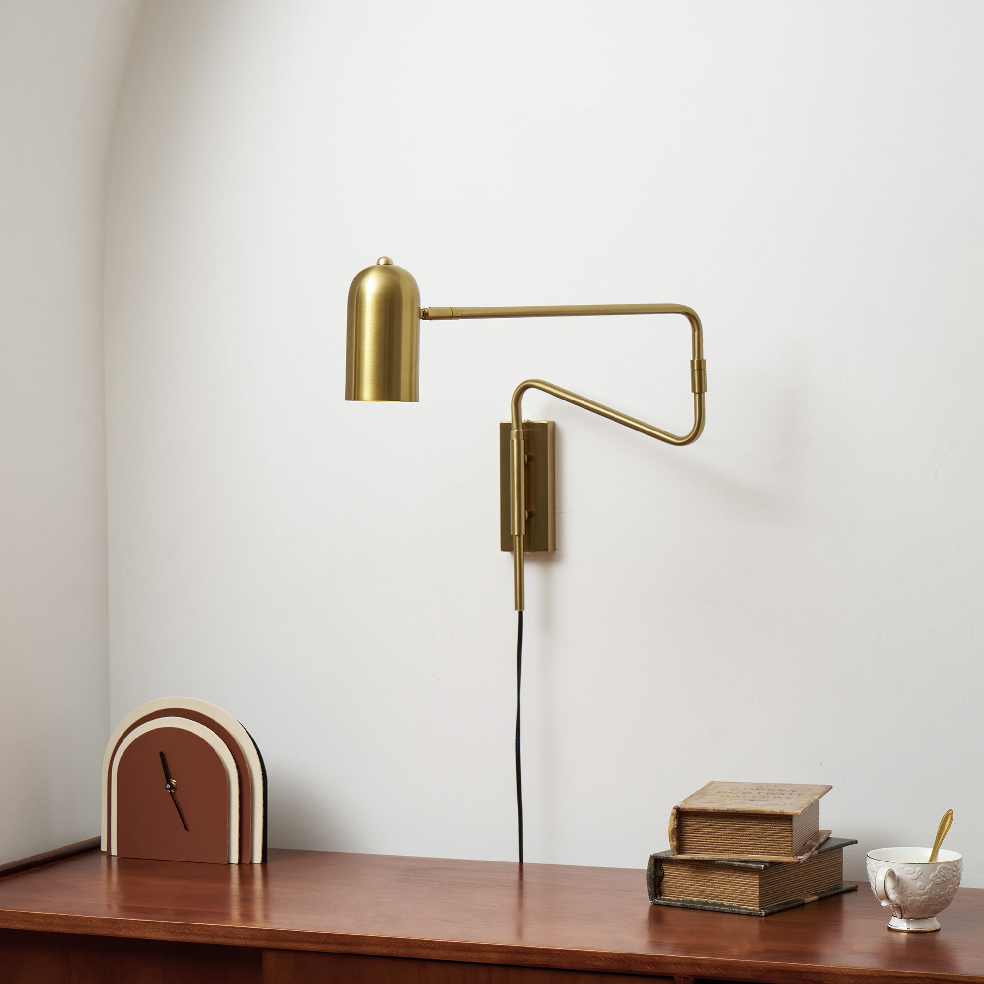 Lámpara de pared metálica enchufable con brazo articulado | Ormexis