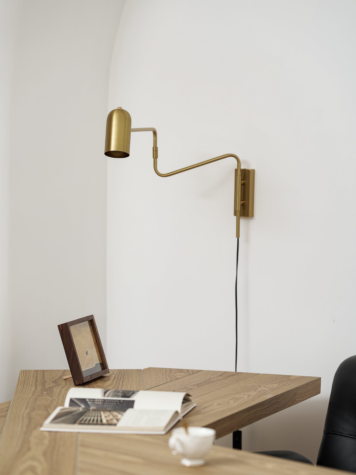 Lámpara de pared metálica enchufable con brazo articulado | Ormexis