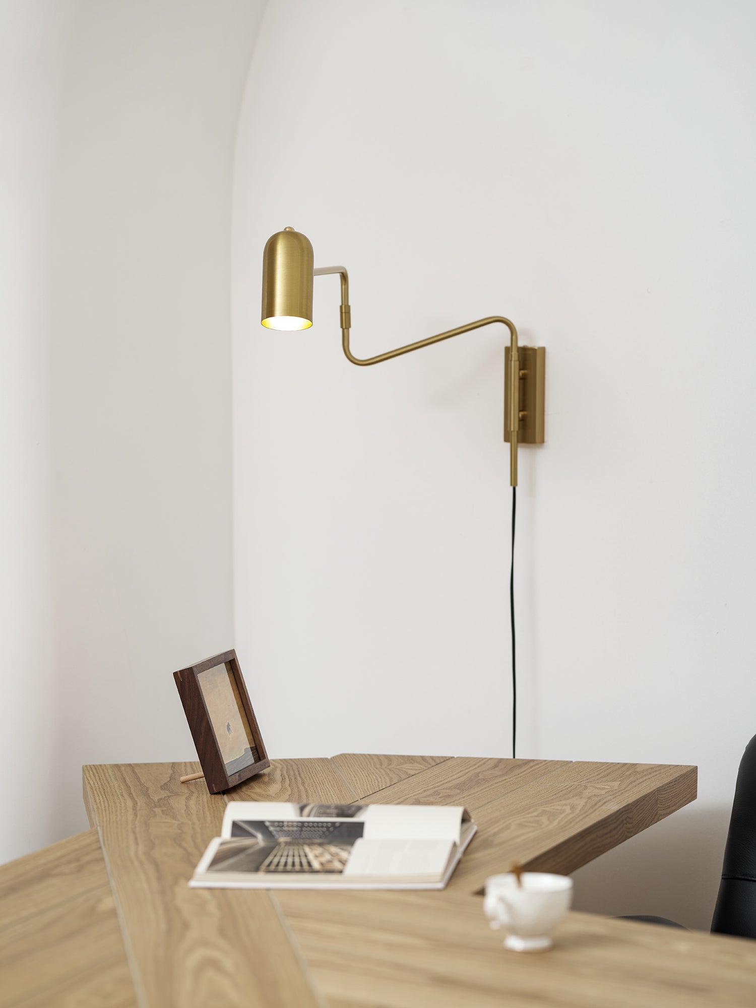 Lámpara de pared metálica enchufable con brazo articulado | Ormexis