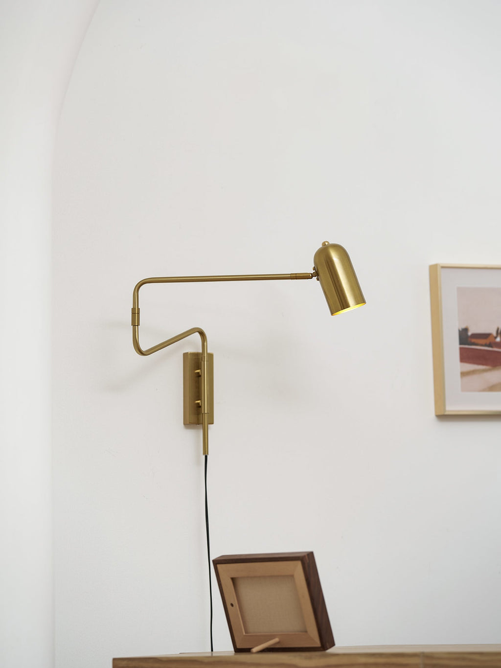 Lámpara de pared metálica enchufable con brazo articulado | Ormexis