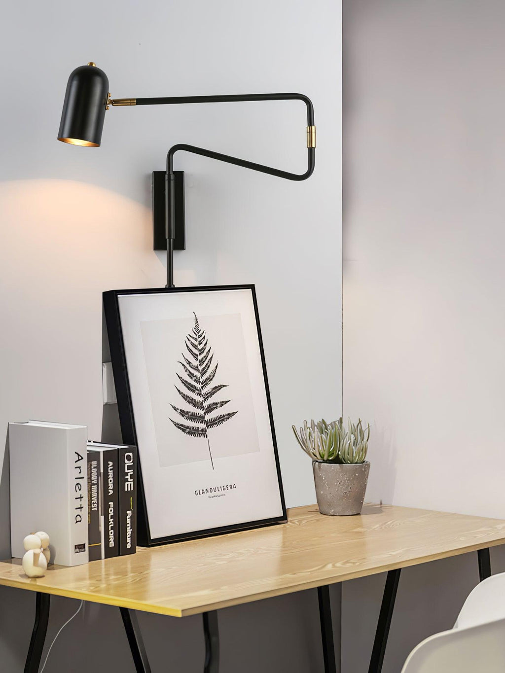 Lámpara de pared metálica enchufable con brazo articulado | Ormexis