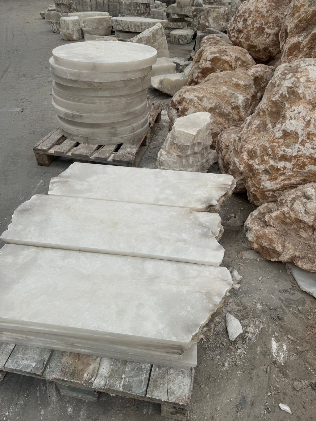 Vellum Alabaster Table Lamp | Ormexis