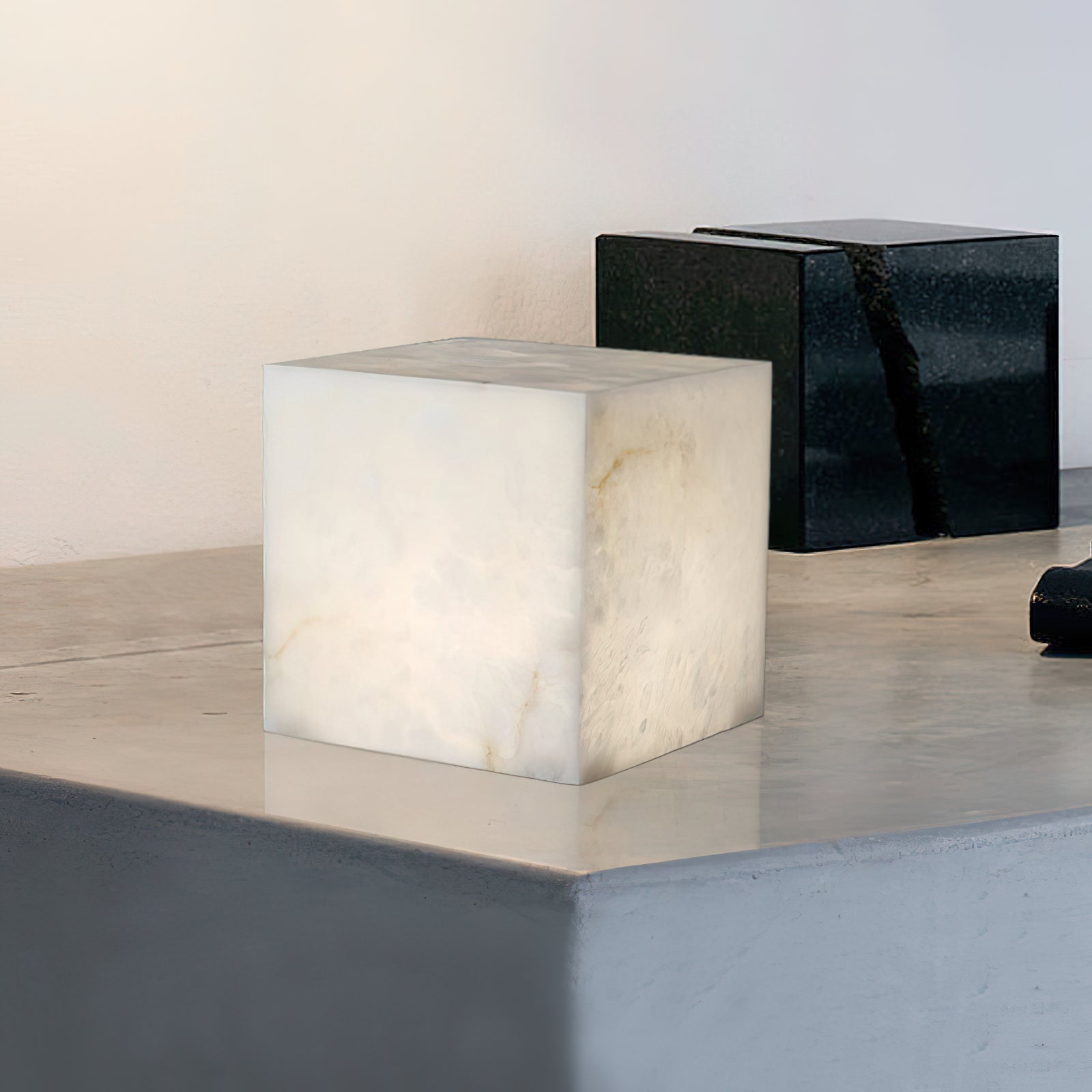 Minimalistisk monolitisk bordlampe | Ormexis