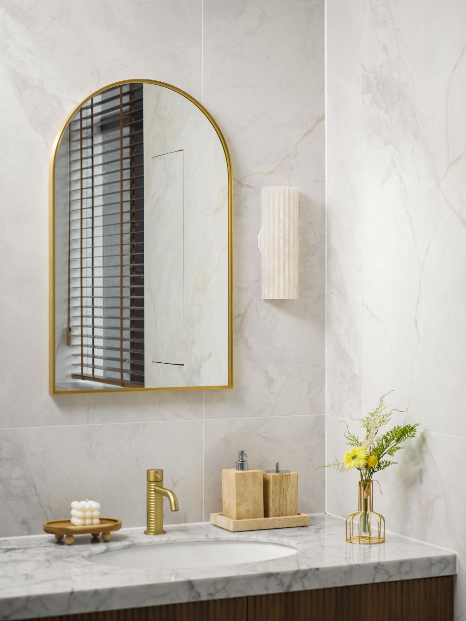 Rula Alabaster Wall Light | Ormexis