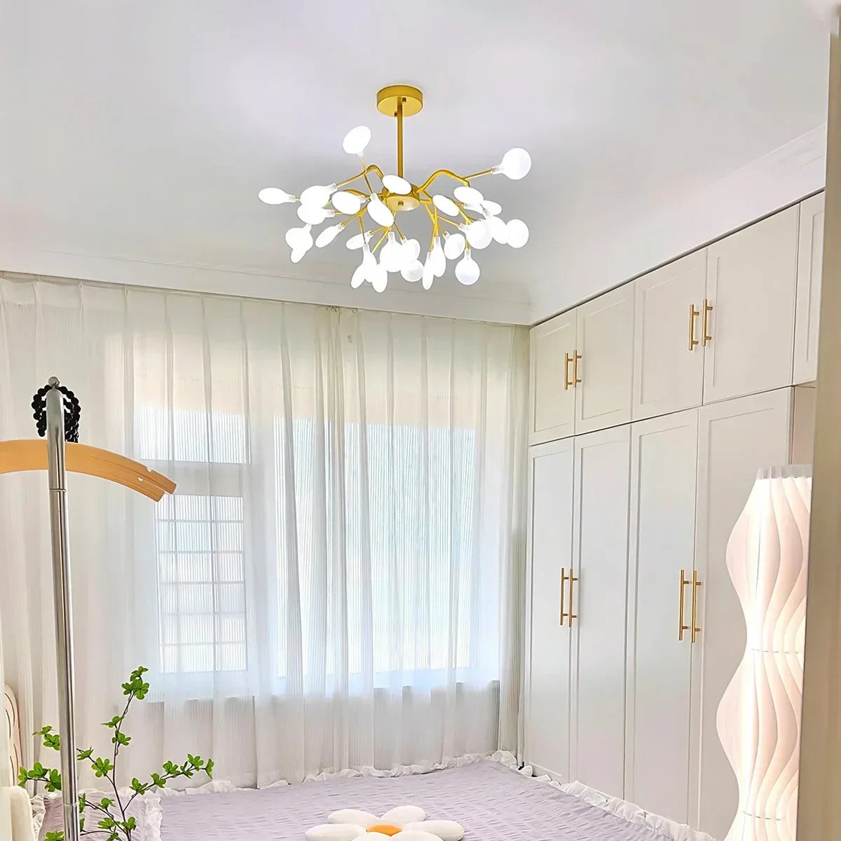 Firefly Sputnik LED lysekrone i stjerneburst-design for varmt stemningslys