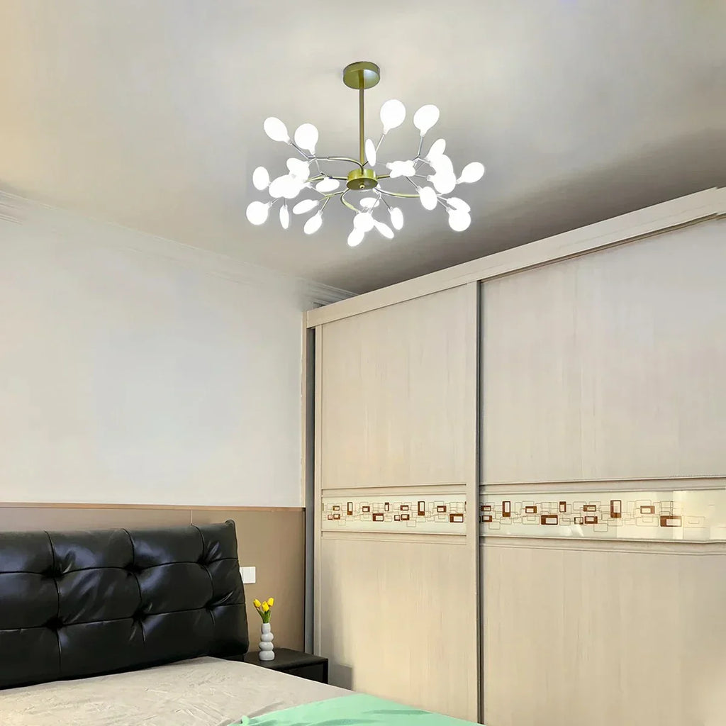 Firefly Sputnik LED lysekrone i stjerneburst-design for varmt stemningslys