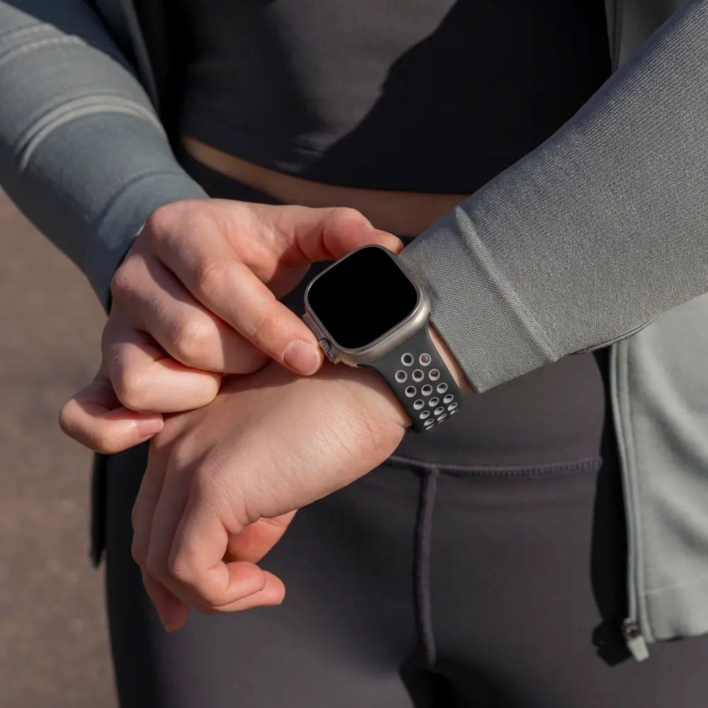 Náhradní sportovní řemínek Apple Watch černošedý