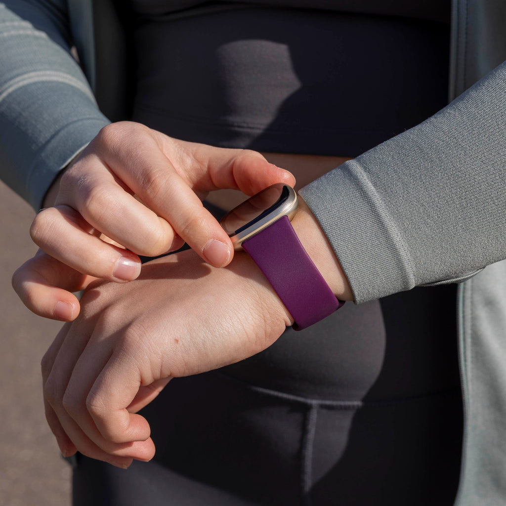 Fitbit Versa 3 Tiefviolett Klassisches Silikonarmband