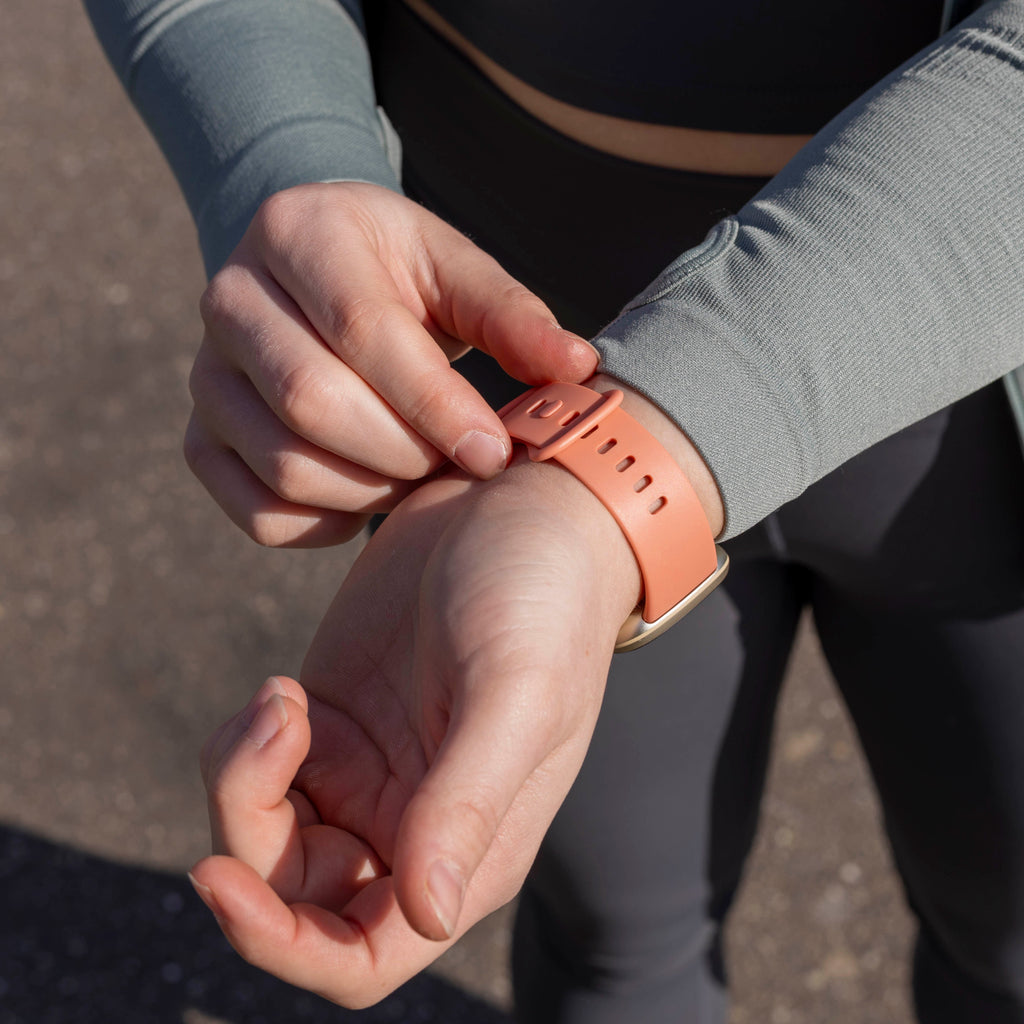 Original pink silikoneudskiftningsrem til Fitbit Versa 3