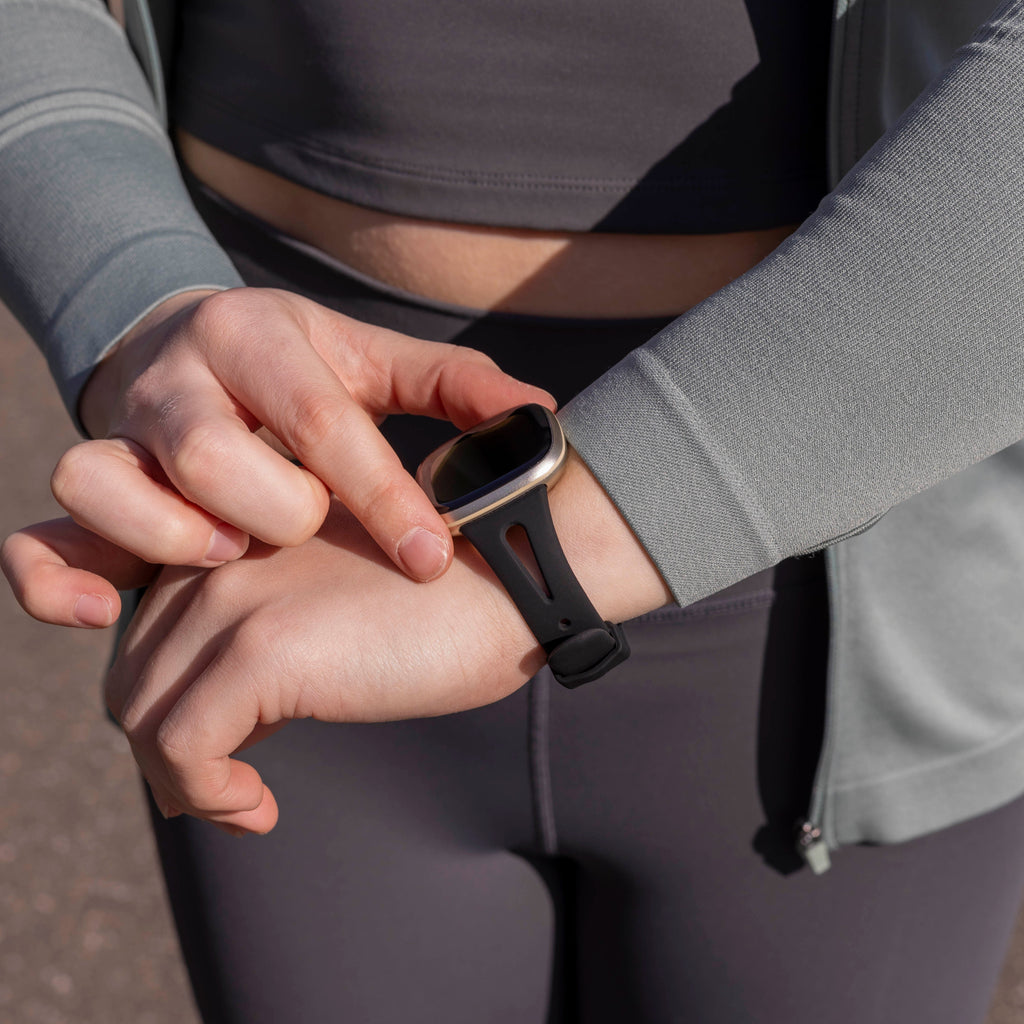 Fitbit Versa 4 černý prémiový silikonový řemínek pro každodenní nošení