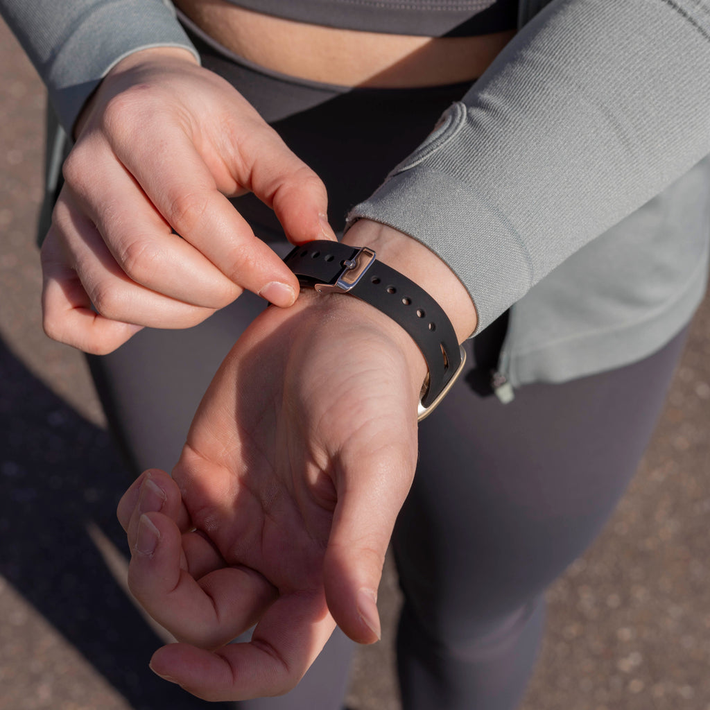Fitbit Versa 4 černý prémiový silikonový řemínek pro každodenní nošení
