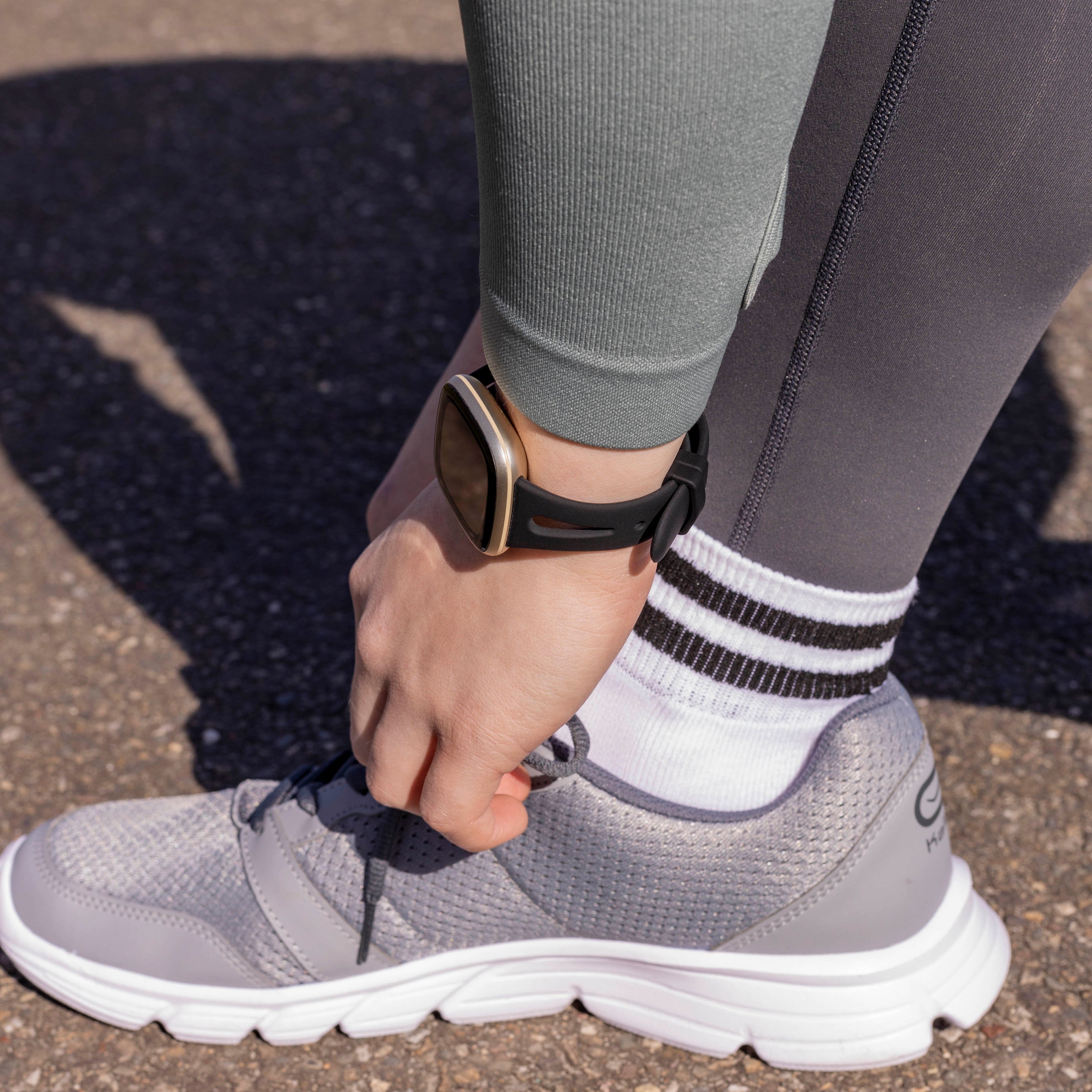 Fitbit Versa 4 černý prémiový silikonový řemínek pro každodenní nošení