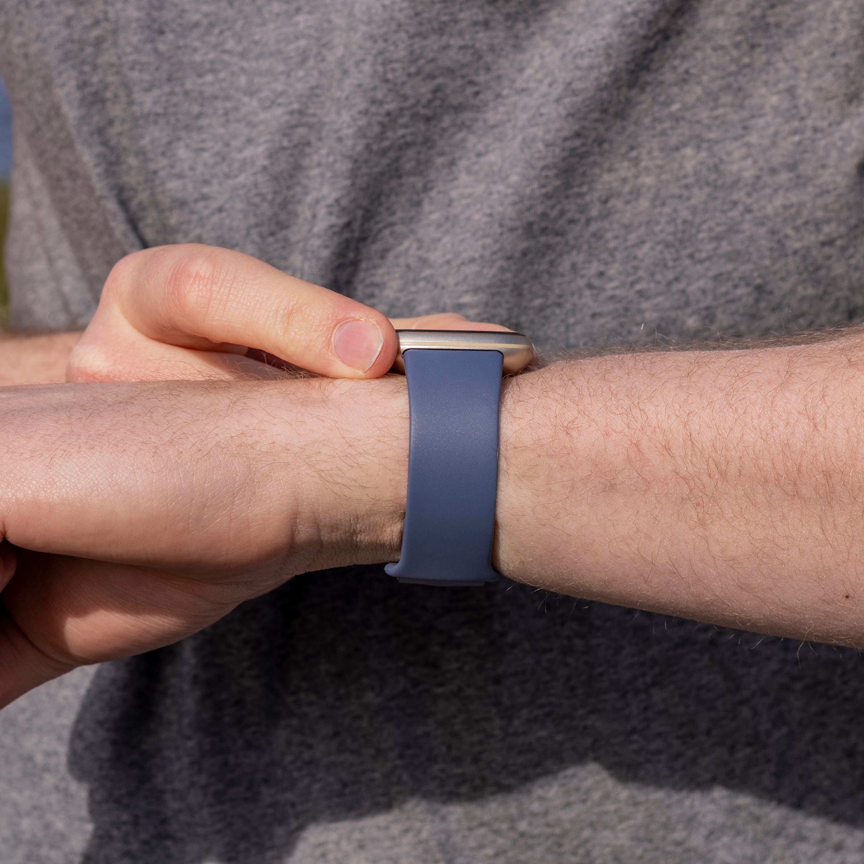 Cinturino resistente in silicone grigio-blu per cinturino di ricambio Fitbit Versa 3