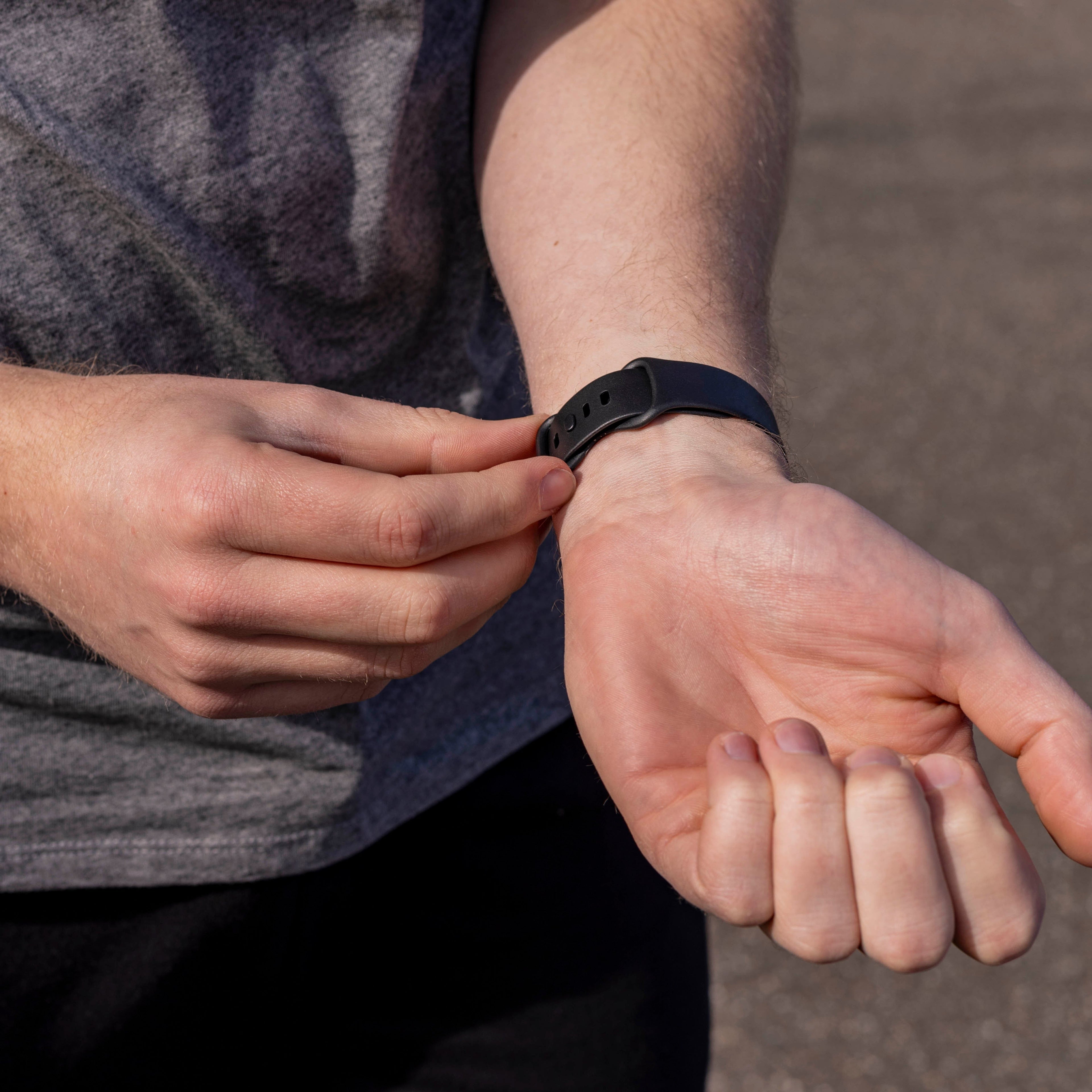 Náhradní silikonový řemínek Fitbit Versa 3 černý klasický