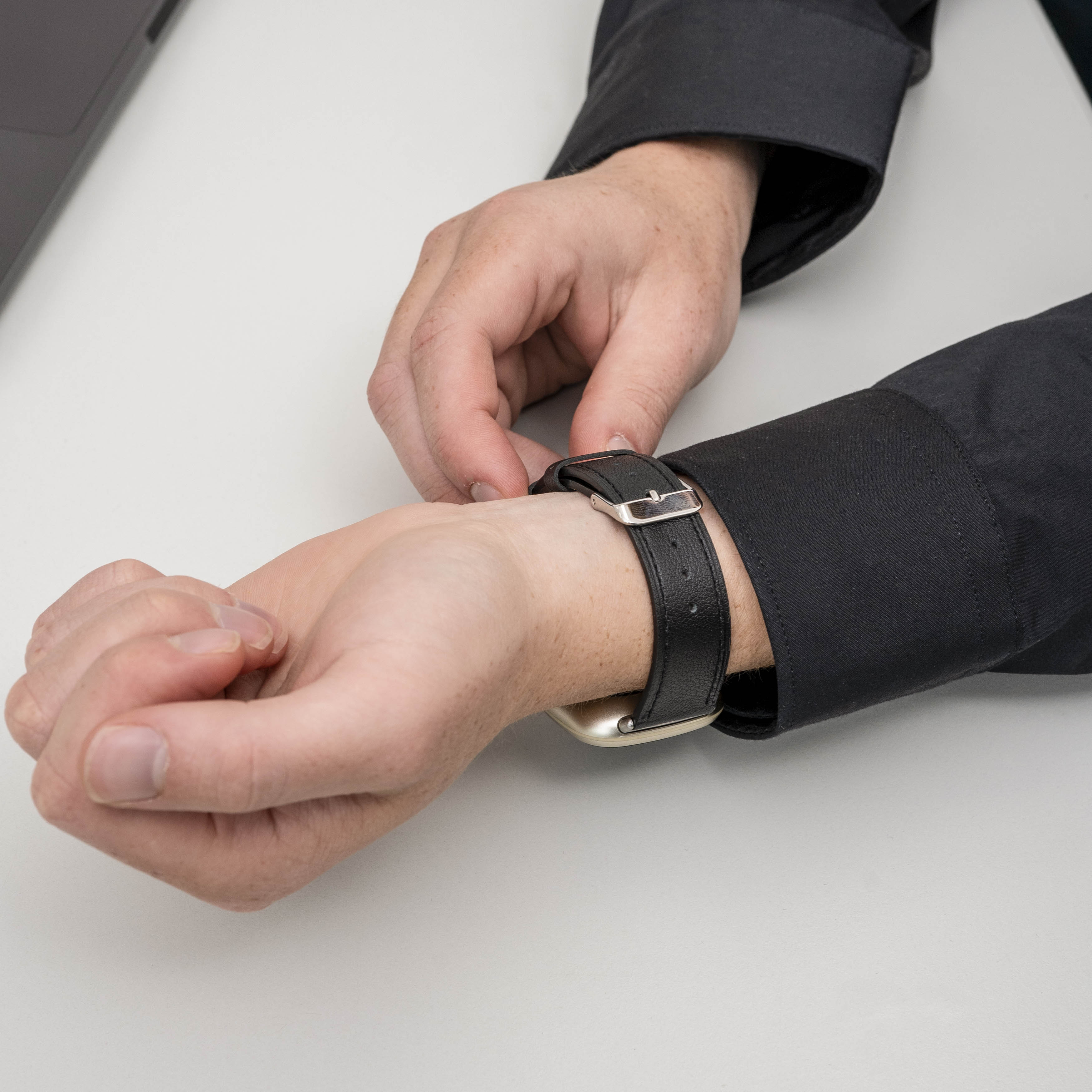 Glattes schwarzes Lederarmband als Ersatz für Fitbit Versa 3