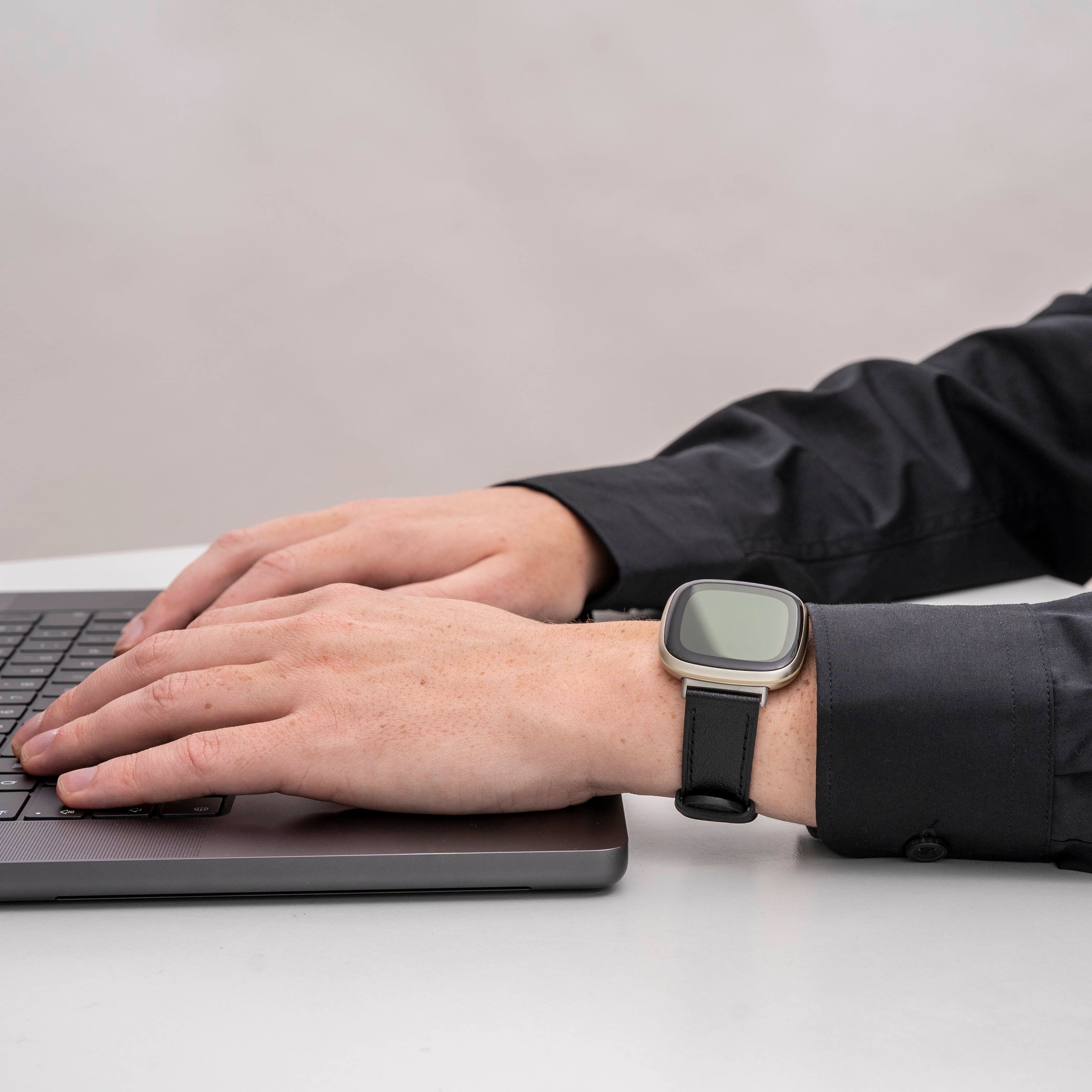 Náhradní hladký černý kožený řemínek pro Fitbit Versa 3