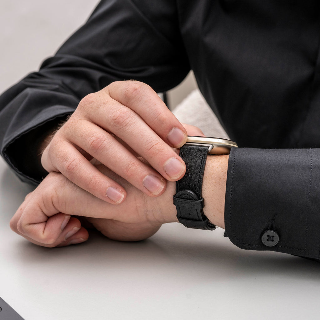 Glattes schwarzes Lederarmband als Ersatz für Fitbit Versa 3