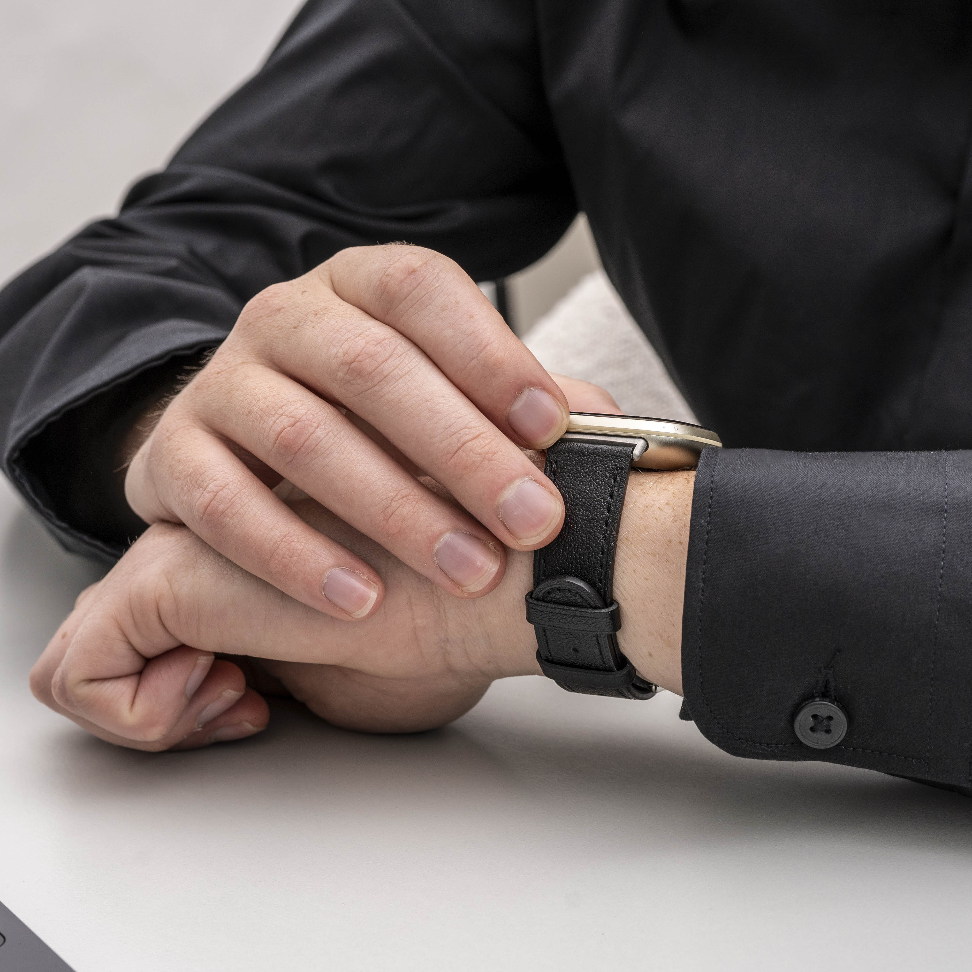 Glattes schwarzes Lederarmband als Ersatz für Fitbit Versa 3
