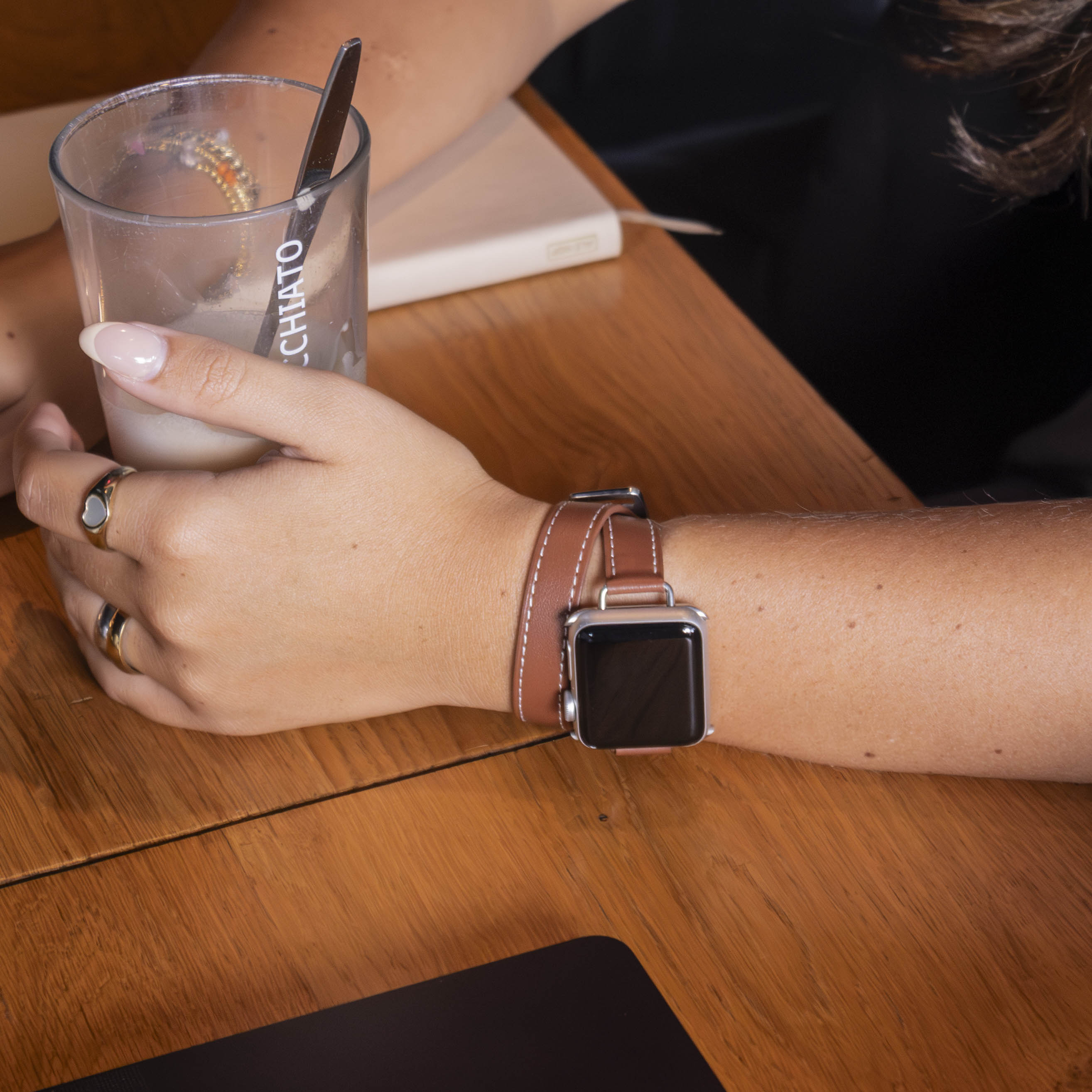 Apple Watch-lærrem med dobbel tour i rik brun