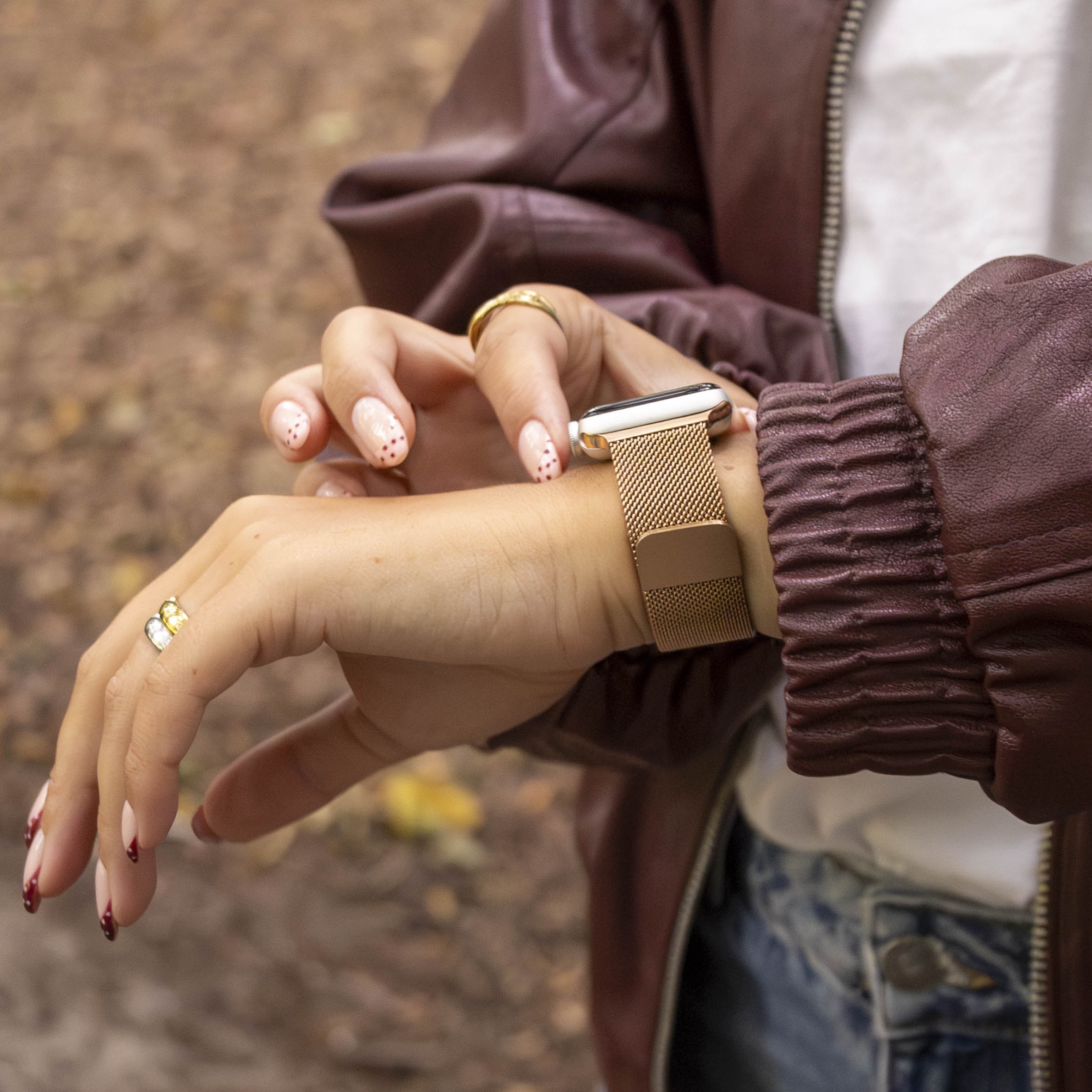 Apple Watch růžově zlatý Milanese řemínek dokončený v elegantním stylu