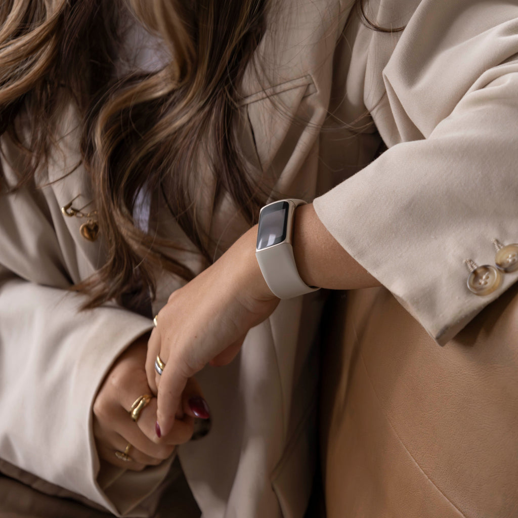 Off White farvet Fitbit silikonerem til Charge 6
