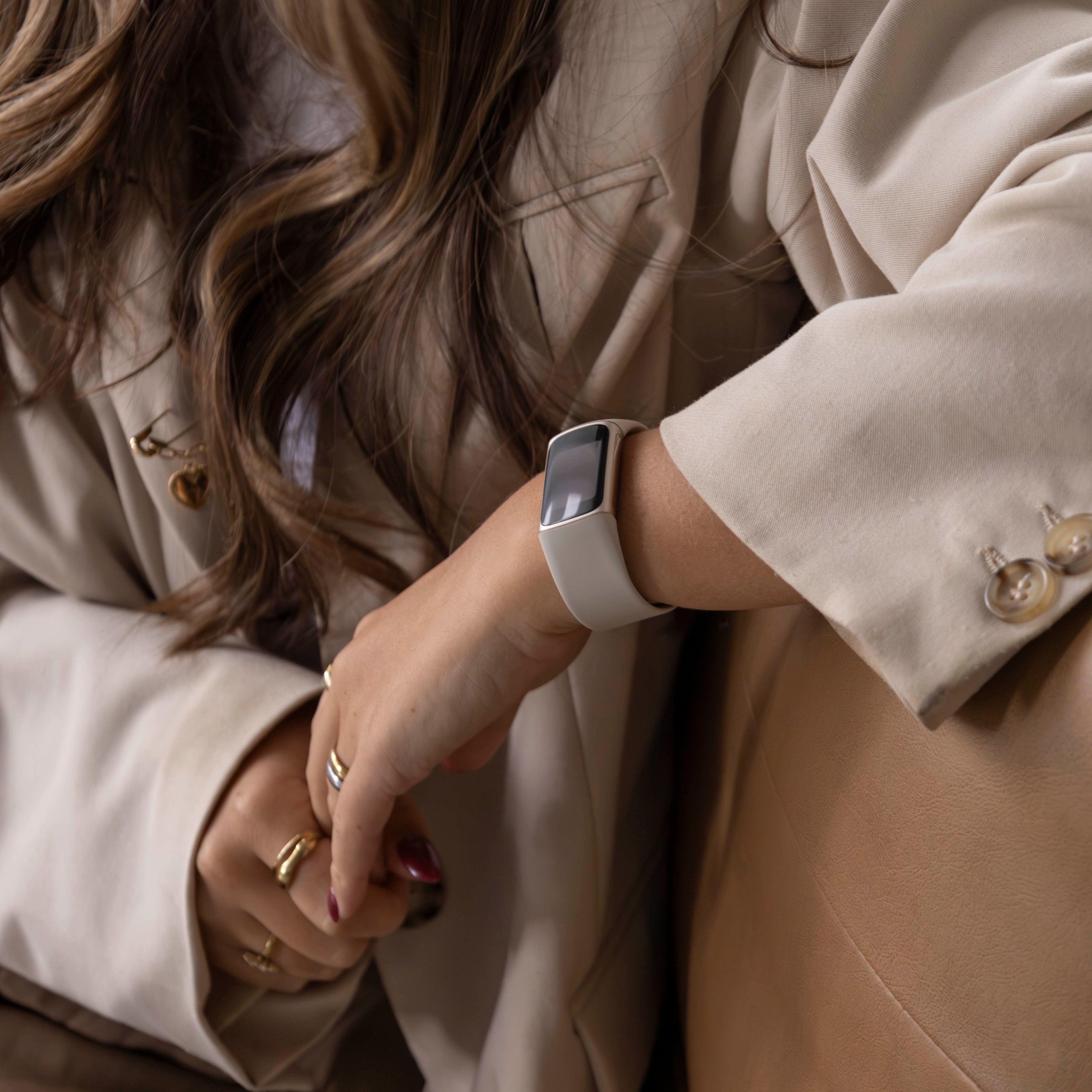 Off White farvet Fitbit silikonerem til Charge 6
