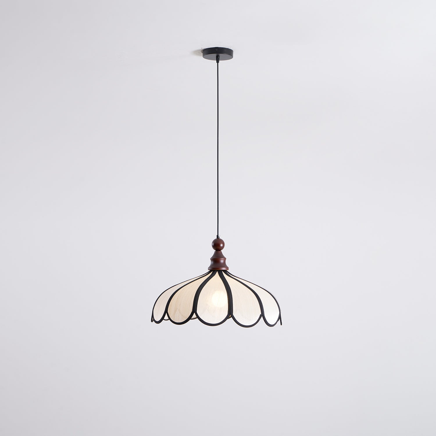 Pendulă cu design botanic și abajur cu margine ondulată | Ormexis