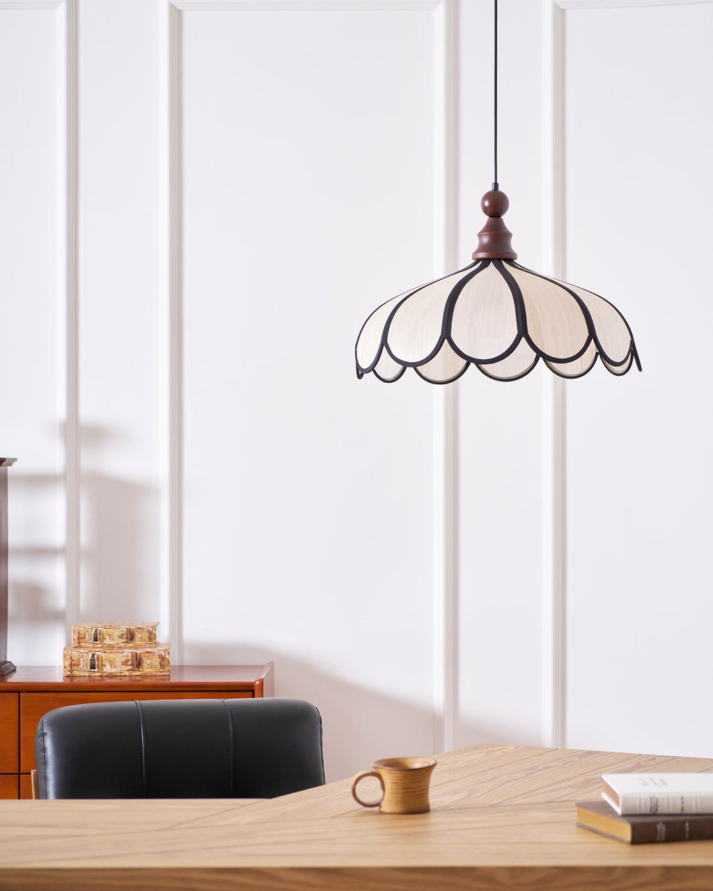 Pendulă cu design botanic și abajur cu margine ondulată | Ormexis