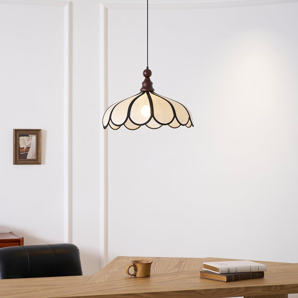 Pendulă cu design botanic și abajur cu margine ondulată | Ormexis
