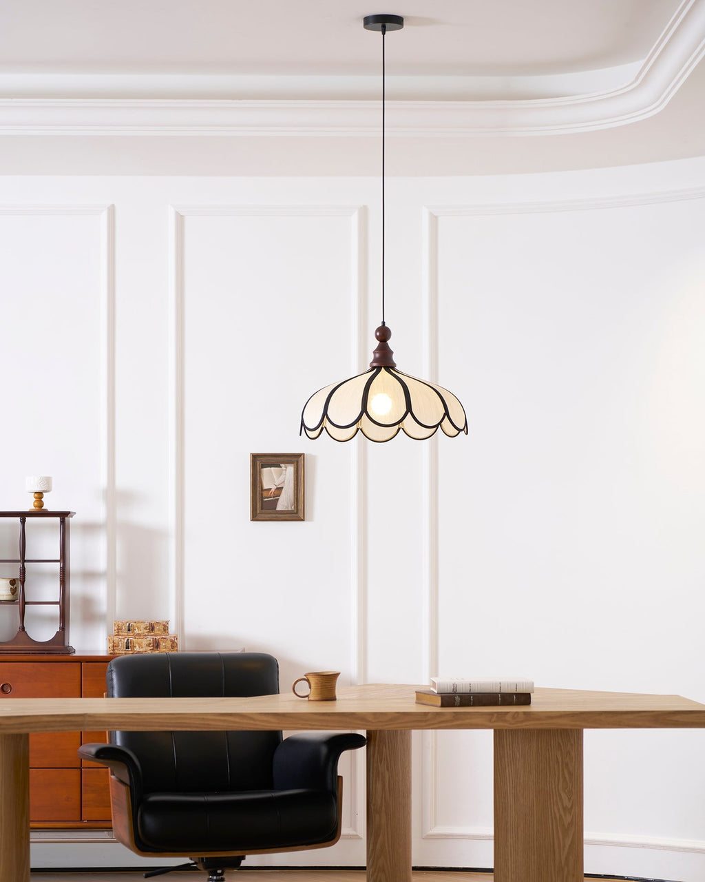 Pendulă cu design botanic și abajur cu margine ondulată | Ormexis
