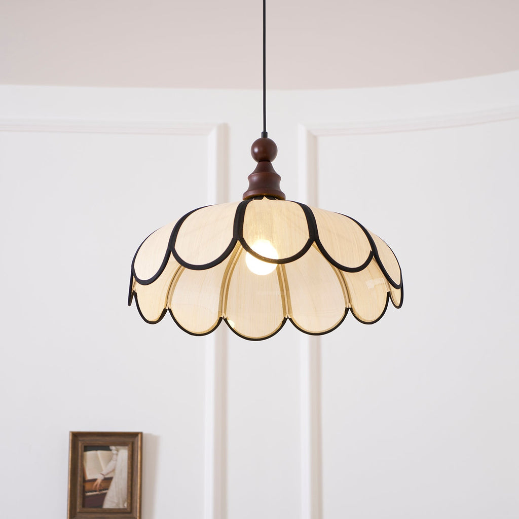 Pendulă cu design botanic și abajur cu margine ondulată | Ormexis