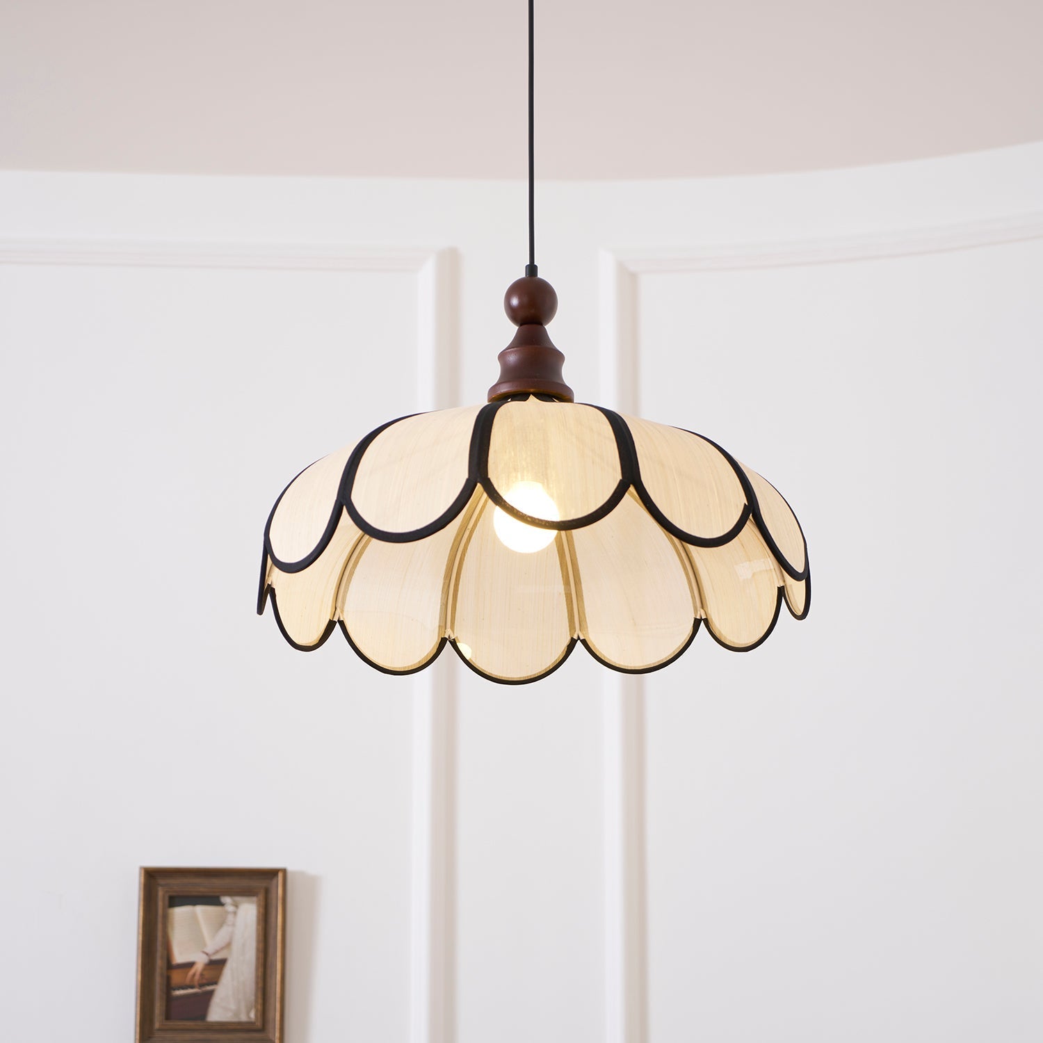 Pendulă cu design botanic și abajur cu margine ondulată | Ormexis