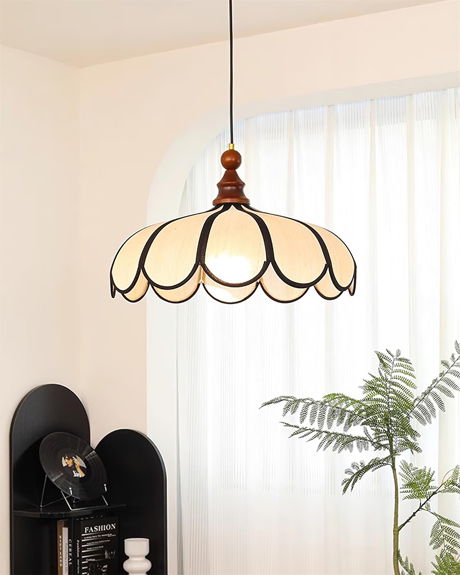 Pendulă cu design botanic și abajur cu margine ondulată | Ormexis